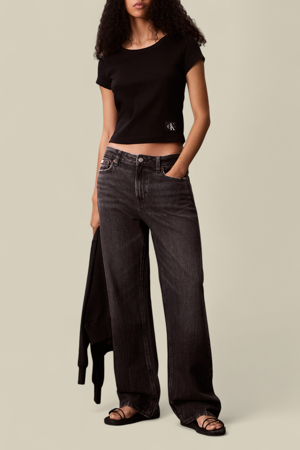 תמונת כל הלוק של חולצת בייבי טי ריב